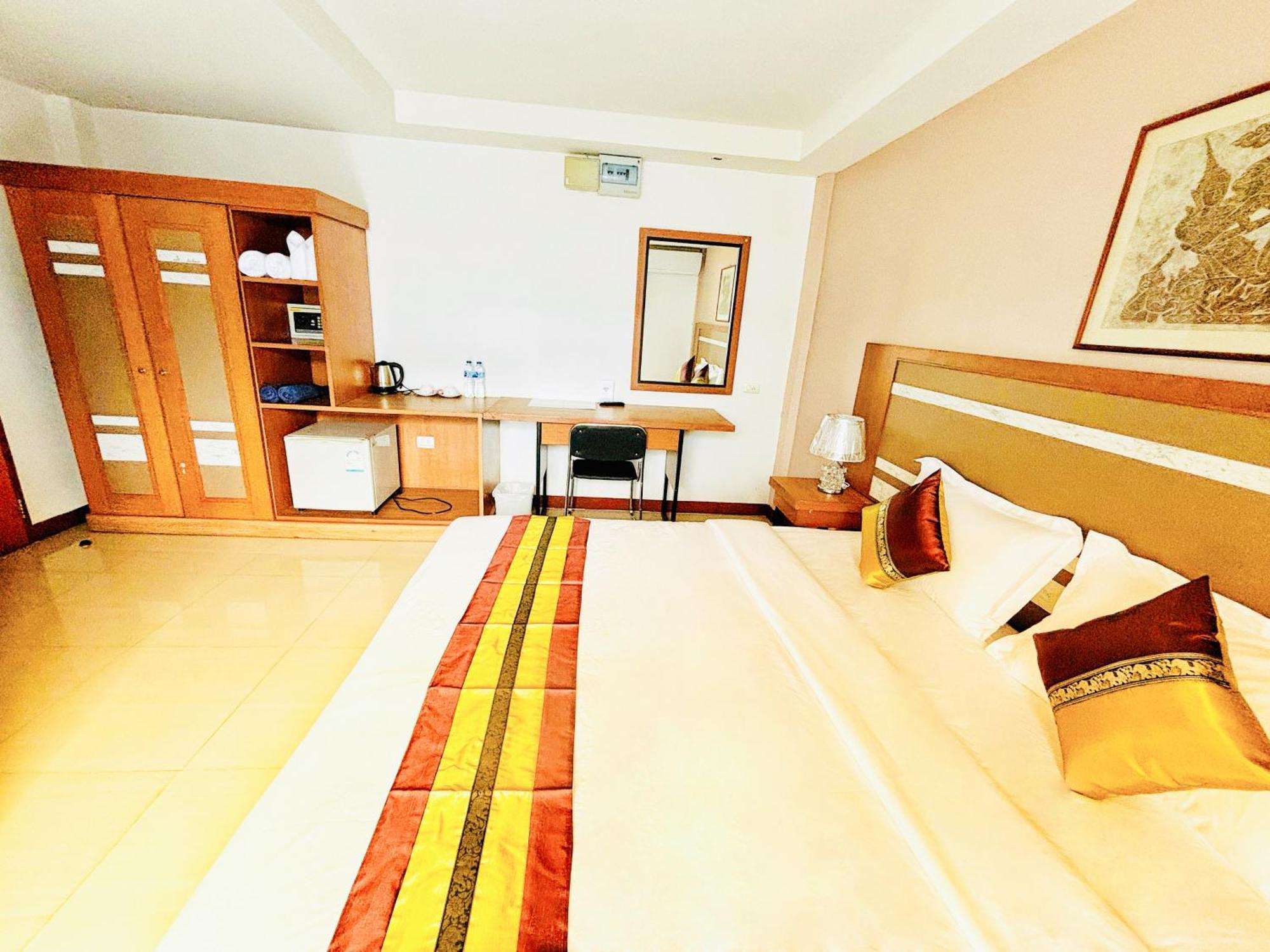 Pool House Aparthotel 3*