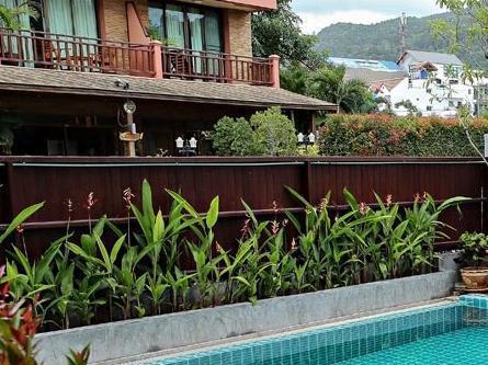 Pool House Aparthotel 3*