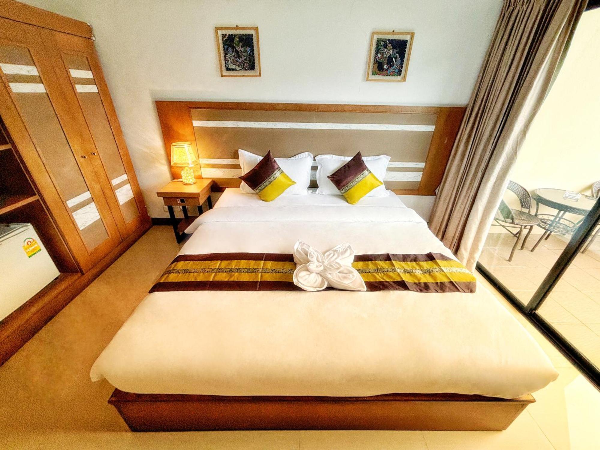 Pool House Aparthotel 3*